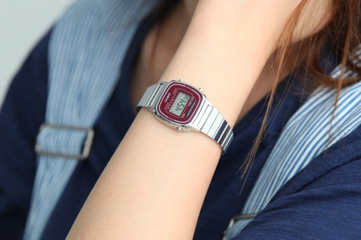 Женские наручные часы Casio LA670WA-4 Серебро\красный - изображение 3