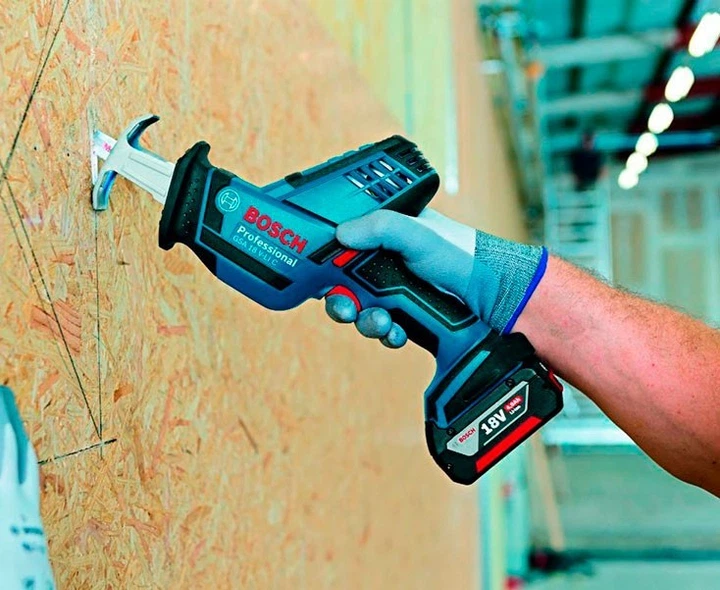 Аккумуляторная ножовка Bosch Professional GSA 18V-LI + акб GBA 18V 4.0 A/h + з/п GAL 18V-40 (0615990L6H) - Фото 5 Аккумуляторная ножовка Bosch Professional GSA 18V-LI + акб GBA 18V 4.0 A/h + з/п GAL 18V-40 (0615990L6H) - изображение 5
