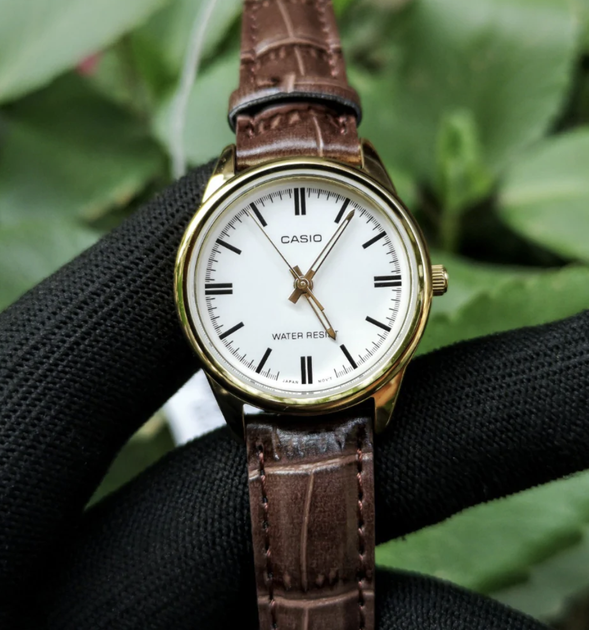 Жіночий годинник з елегантним корпусом Casio LTP-V005GL-7A Білий з коричневим/золотистим - зображення 4