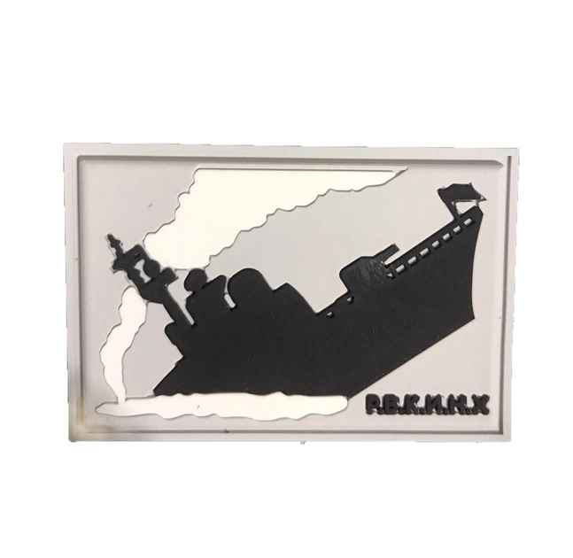 Шеврон резиновый с двойной липучкой "Воэний корабль Р.В.К.И.Н.Х. (бiлий/чорний)" раз. 6*4 см - изображение 1