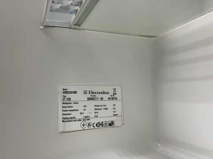 Холодильник с морозильной камерой Electrolux ERD24310W Б/У - изображение 8