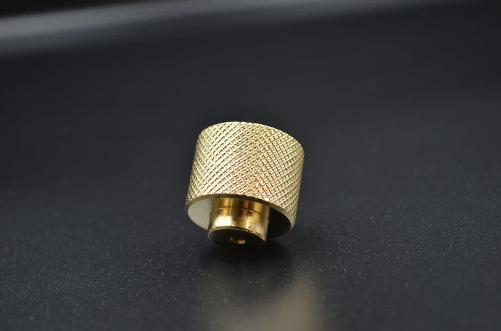 Мебельная ручка CITTERIO GIULIO Knobs d25 h24 золото 24 карата (10 835.B000.14) - Фото 2 Мебельная ручка CITTERIO GIULIO Knobs d25 h24 золото 24 карата (10 835.B000.14) - изображение 2
