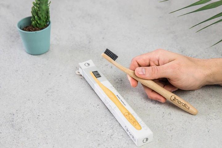 Бамбуковая зубная щетка Nordics Bamboo Moso 2800 Средней жесткости Черная щетина (3800500324012) - изображение 3