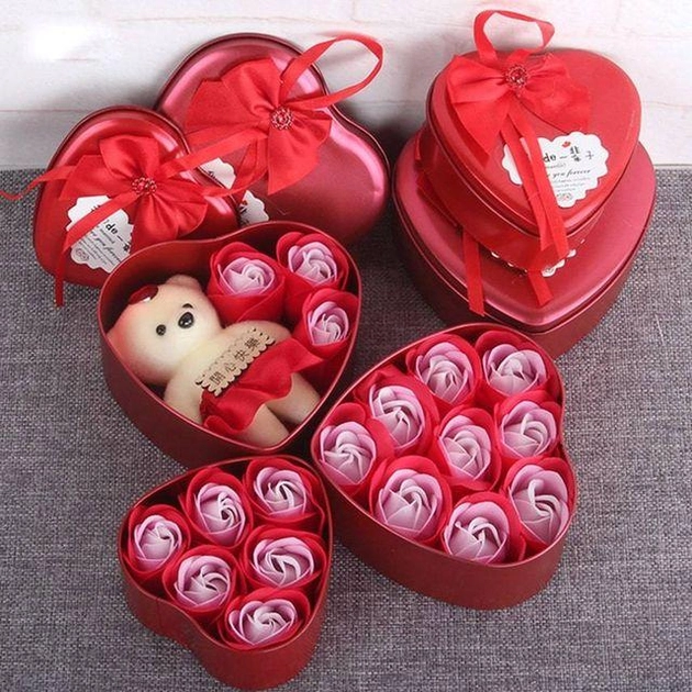 Подарочный набор с мишкой и три розы с мылом в коробке в форме сердца красный. - изображение 4