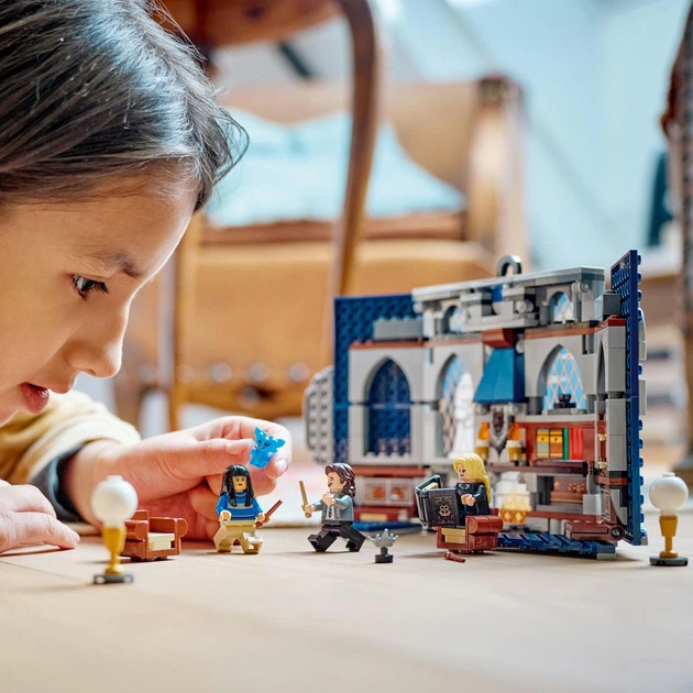 Zestaw klocków LEGO Harry Potter Flaga Ravenclawu 305 elementów (76411) - obraz 6
