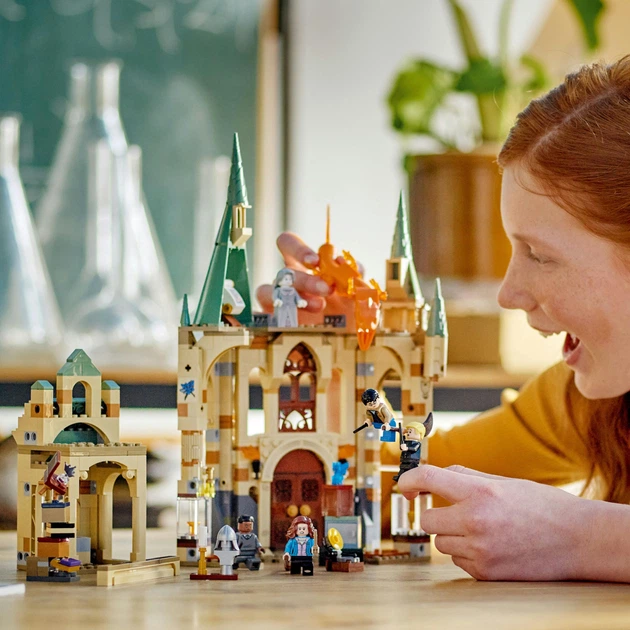 Zestaw klocków LEGO Harry Potter Hogwart: Pokój życzeń 587 elementów (76413) - obraz 6