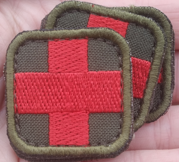 Шеврон на липучці Safety Ukraine Медичний крест 6х6 см Олива/Червоний - зображення 1