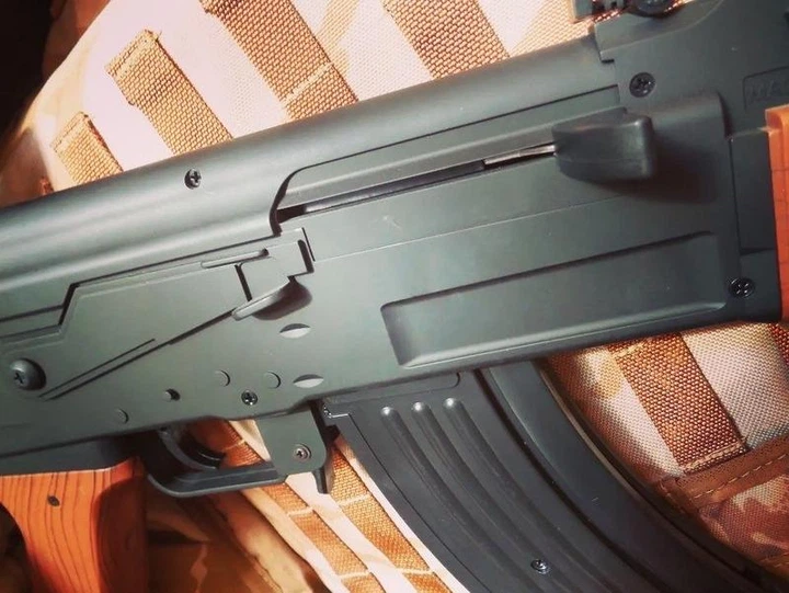 Страйкбольний автомат Калашнікова АК-47 Cyma P47 з лазером і ліхтарем на пластикових кульках 6мм. Коричневий - Фото 7 Страйкбольний автомат Калашнікова АК-47 Cyma P47 з лазером і ліхтарем на пластикових кульках 6мм. Коричневий - изображение 7