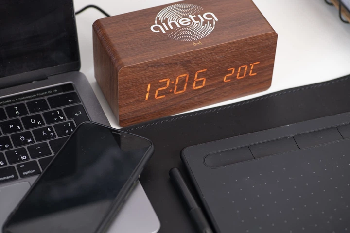 Беспроводная зарядка с LED-Часами Wood-clock QINETIQ 1000 10W brown - изображение 7
