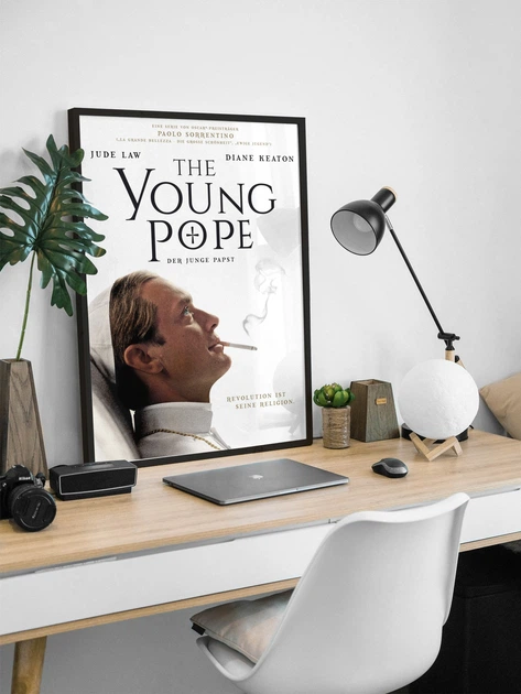 Постер сериала The Young Pope / Молодой Папа в рамке - Фото 1 Постер сериала The Young Pope / Молодой Папа в рамке - изображение 1