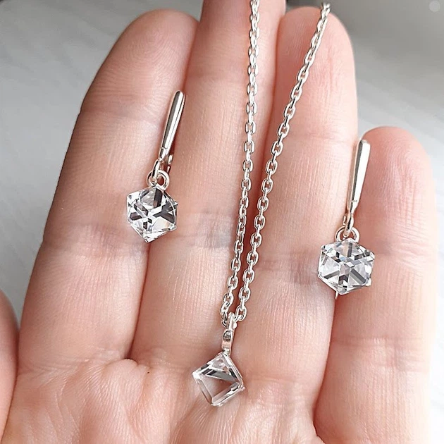 Набір прикрас Hand Made з прозорими кристалами Swarovski (ціна без ланцюжка) - Фото 2 Набір прикрас Hand Made з прозорими кристалами Swarovski (ціна без ланцюжка) - зображення 2