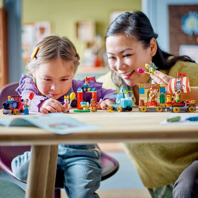 Zestaw klocków LEGO Disney Classic Disney – pociąg pełen zabawy 191 element (43212) - obraz 3