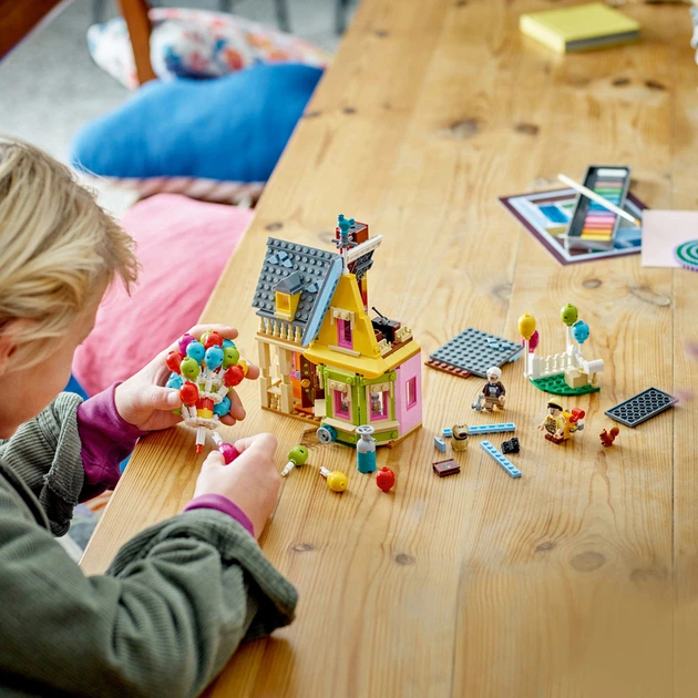 Zestaw klocków LEGO Disney Dom z bajki Odlot 598 elementow (43217) - obraz 5
