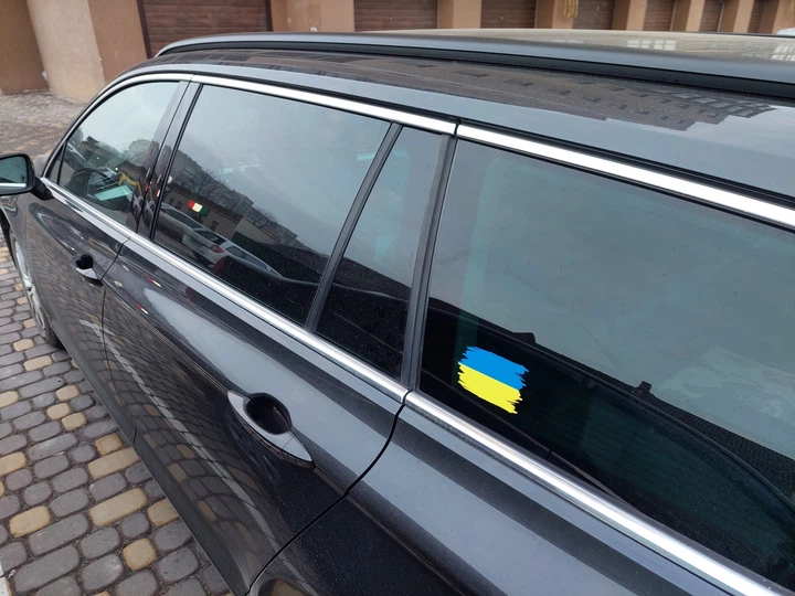 Наклейка на машину "Прапор України" 10х6 см - изображение 2