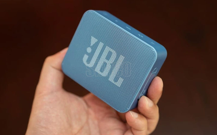 Акустическая система JBL Go Essential Red (GOESRED) - Фото 10 Акустическая система JBL Go Essential Red (GOESRED) - изображение 10
