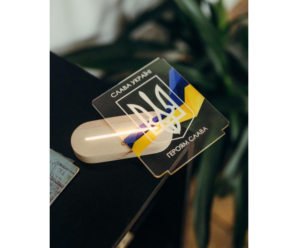 Герб України з підсвіткою акумуляторний нічник 4000mAh DROM N15 Тризуб із синьо-жовтим прапором - зображення 4