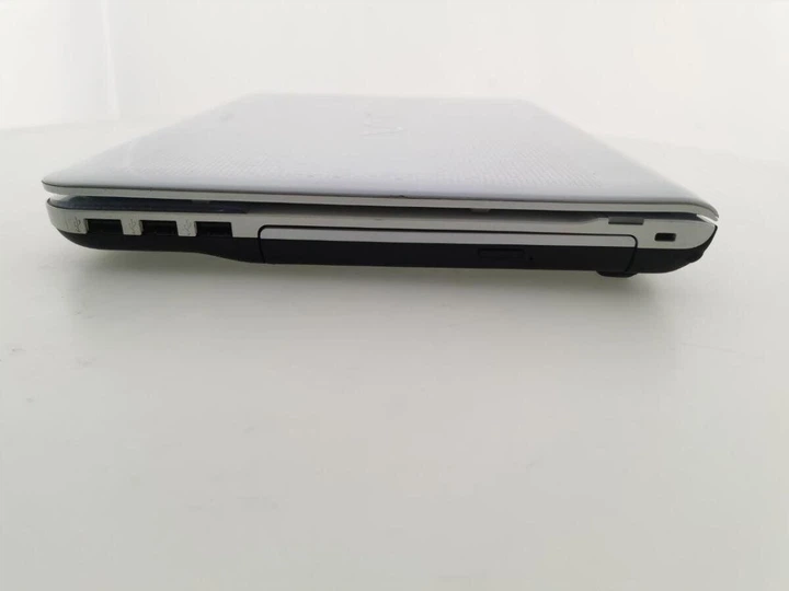 Ноутбук Sony Vaio VPCEB4S1E / 15.6" TN / Core i3-380M (2(4) ядра по 2.53GHz) / 4GB DDR3 / 240GB SSD / AMD Radeon HD 5450, 512 MB DDR2, 64-bit / WebCam б/в - зображення 4