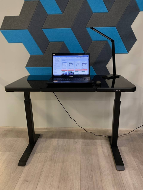 Компьютерный стол с изменяемой высотой со стеклянной столешницей Nice .