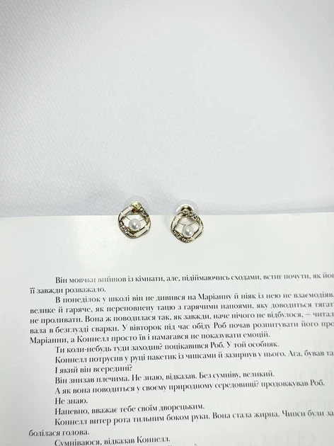 Сережки жіночі стримані елегантні золотисті з перлами - Фото 4 Сережки жіночі стримані елегантні золотисті з перлами - изображение 4