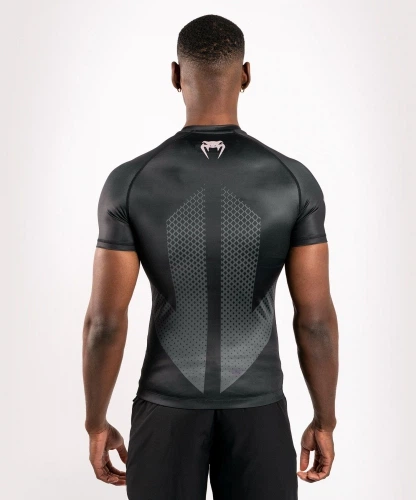 Рашгард Venum Loma Arrow Short Sleeves Rashguards Black White (VENUM-03957-108-XXL) - Фото 2 Рашгард Venum Loma Arrow Short Sleeves Rashguards Black White (VENUM-03957-108-XXL) - изображение 2