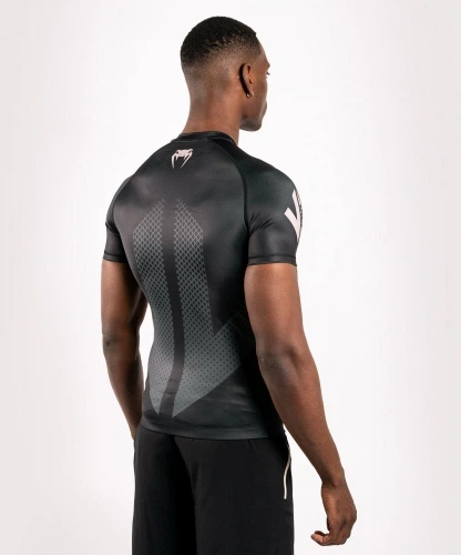 Рашгард Venum Loma Arrow Short Sleeves Rashguards Black White (VENUM-03957-108-XXL) - Фото 5 Рашгард Venum Loma Arrow Short Sleeves Rashguards Black White (VENUM-03957-108-XXL) - изображение 5