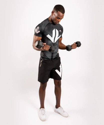 Рашгард Venum Loma Arrow Short Sleeves Rashguards Black White (VENUM-03957-108-XXL) - Фото 7 Рашгард Venum Loma Arrow Short Sleeves Rashguards Black White (VENUM-03957-108-XXL) - изображение 7