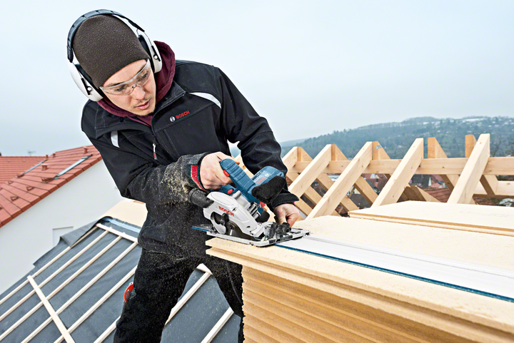 Циркулярная пила Bosch Professional GKS 55+ GCE,1300 вт, 63 мм глубина реза + диск Standard for Wood speed (0601682100) - Фото 10 Циркулярная пила Bosch Professional GKS 55+ GCE,1300 вт, 63 мм глубина реза + диск Standard for Wood speed (0601682100) - изображение 10