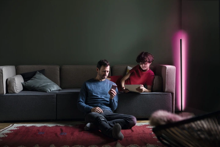 Торшер Ledvance smart Wi-Fi floor corner RGB TW 12W Black (4058075665880) - зображення 9