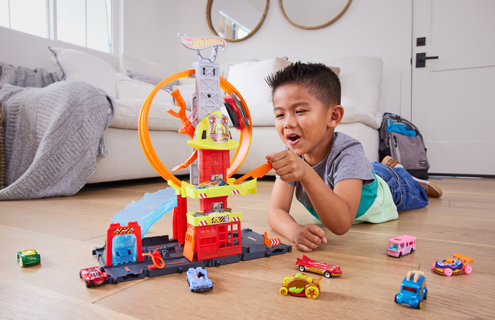 Zestaw do gry Hot Wheels Super pętla z remizą strażacką (HKX41) - obraz 5