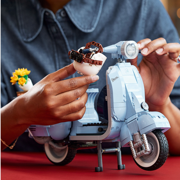 Zestaw klocków LEGO Creator Expert Vespa 1106 elementów (10298) - obraz 6