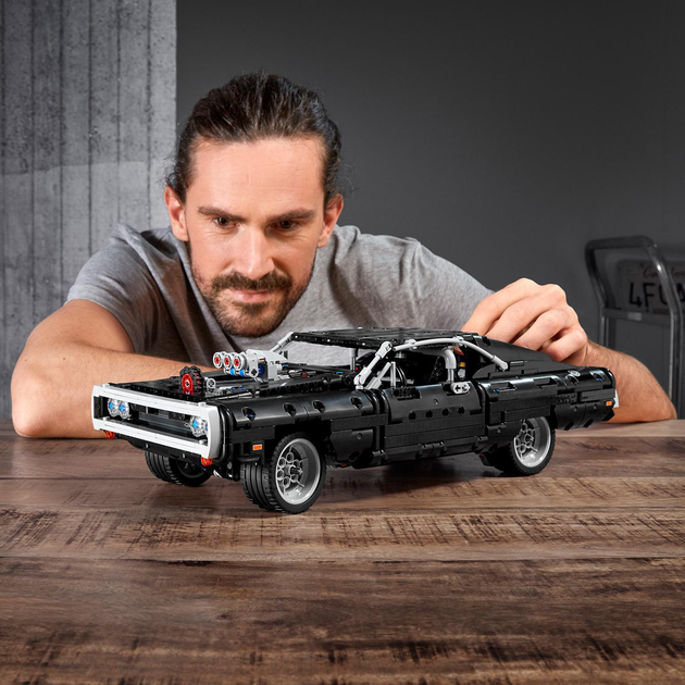 Конструктор LEGO Technic Dom's Dodge Charger 1077 деталей (42111) - зображення 3