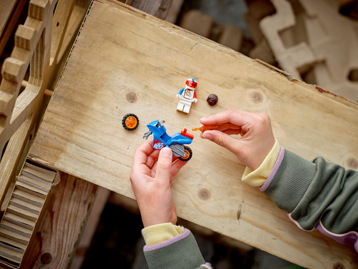 Zestaw klocków LEGO City Stuntz Rakietowy motocykl kaskaderski 14 elementów (60298) - obraz 4