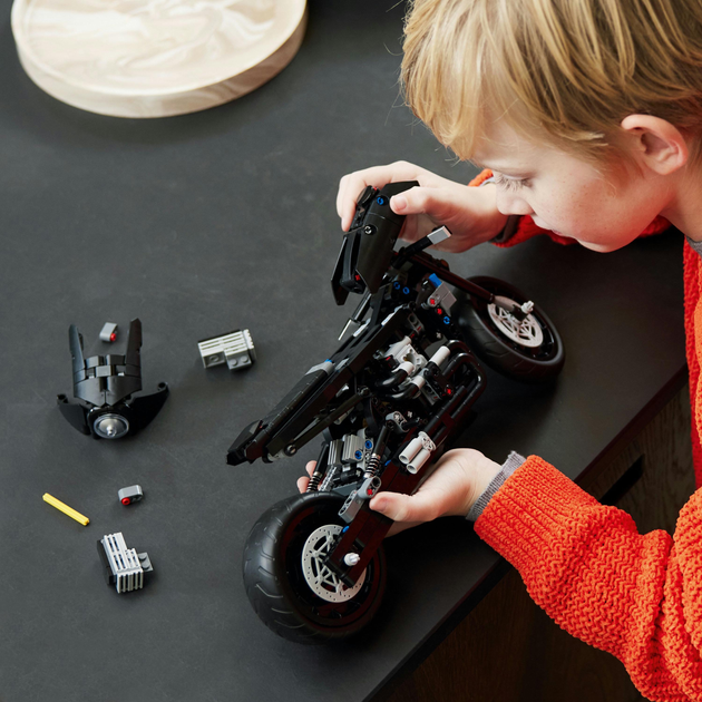 Zestaw klocków LEGO Technic Batman: Batmotor 641 element (42155) - obraz 7