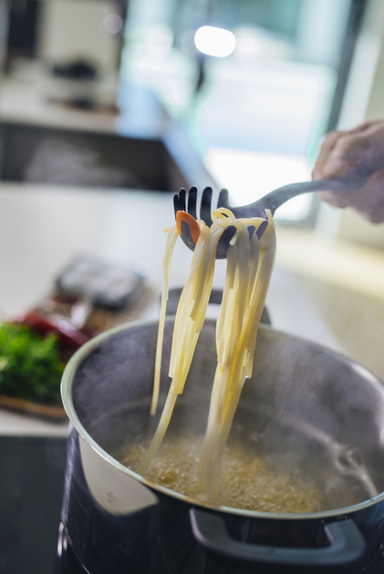 Łyżka do spaghetti Fiskars Functional Form 29 cm (1027301) - obraz 4