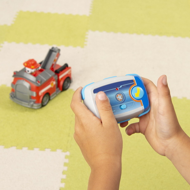 Pojazd ratunkowy Spin Master Paw Patrol Paw Patrol: Wóz strażacki marszałka na pilocie (6054195) - obraz 4