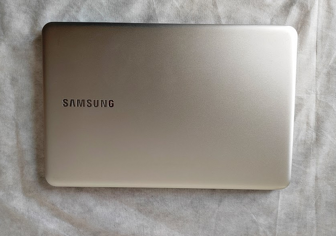 Ноутбук Samsung NP 550 XTA 15.6 Full HD + Ryzen 5 + 8 GB + SSD Б/В - зображення 3