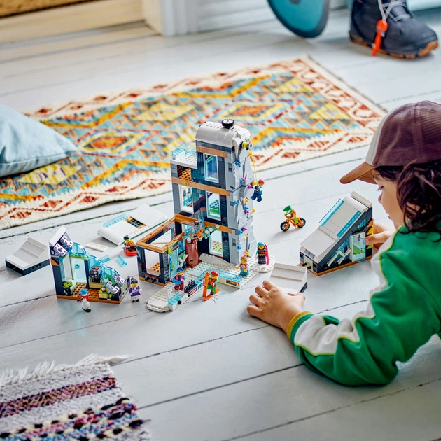 Конструктор LEGO City Горнолыжный и скалолазный центр 1045 деталей