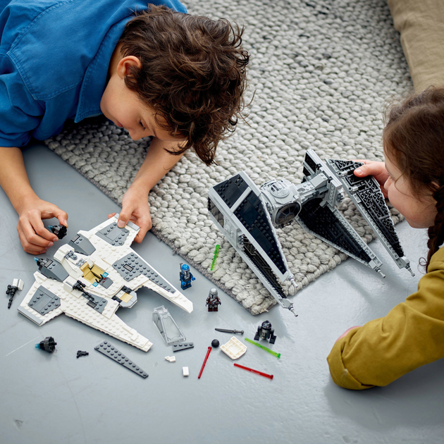 Zestaw klocków LEGO Star Wars Mandaloriański myśliwiec Fang Fighter kontra TIE Interceptor 957 elementów (75348) - obraz 7