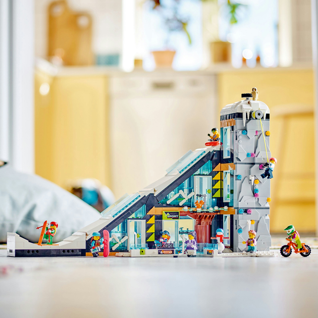 Конструктор LEGO City Гірськолижний і скелелазний центр 1045 деталей (60366) - зображення 5