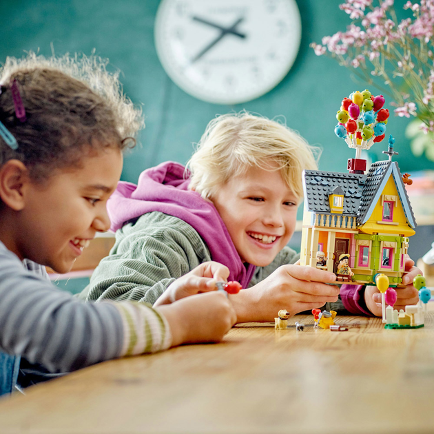 Zestaw klocków LEGO Disney Dom z bajki Odlot 598 elementow (43217) - obraz 4