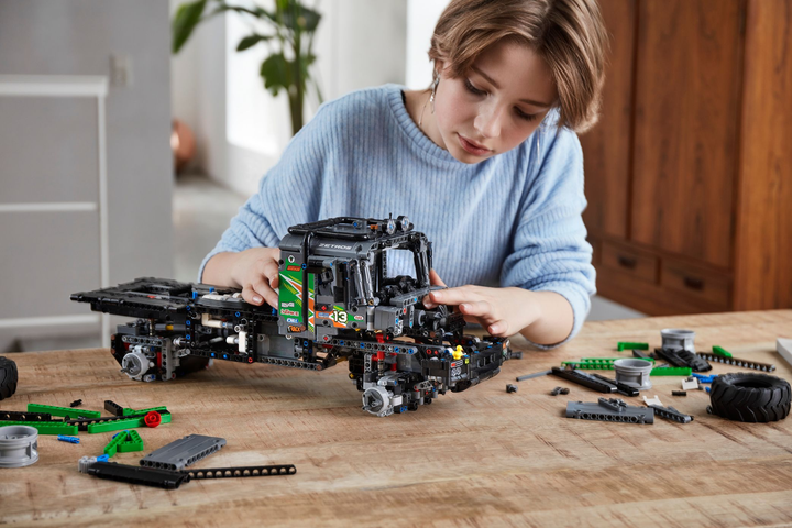 Zestaw klocków LEGO Technic Ciężarówka Mercedes-Benz Zetros z napędem na 4 koła 2110 elementów (42129) - obraz 3