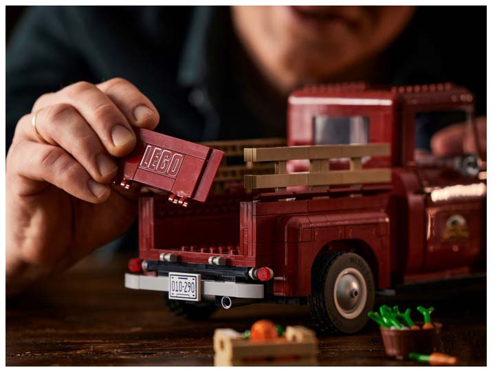 Zestaw klocków LEGO Creator Expert Pickup 1677 elementów (10290) - obraz 4
