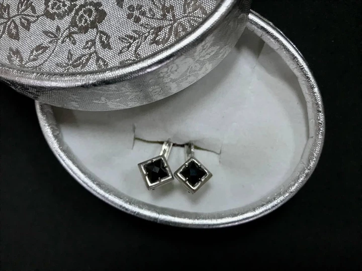 Серебряные серьги ХЮЗ "Черный обелиск", вставка - фианит, 3.9 г + подарочная коробочка (Ср1555) - Фото 1 Серебряные серьги ХЮЗ "Черный обелиск", вставка - фианит, 3.9 г + подарочная коробочка (Ср1555) - изображение 1