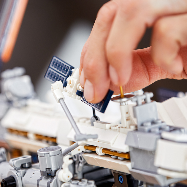 Zestaw klocków LEGO Ideas Międzynarodowa Stacja Kosmiczna 864 elementy (21321) - obraz 4