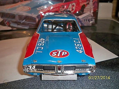 Сборная модель 1/16 автомобиль Richard Petty 1973 Dodge Charger MPC 00938 - изображение 2