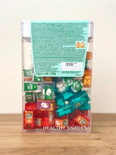 Қыздар арғы жағынан Мас әйелдер кеуделерін ашқан