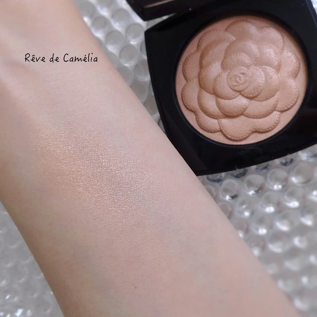 Хайлайтер для обличчя Chanel Reve de Camelia Illuminating Powder