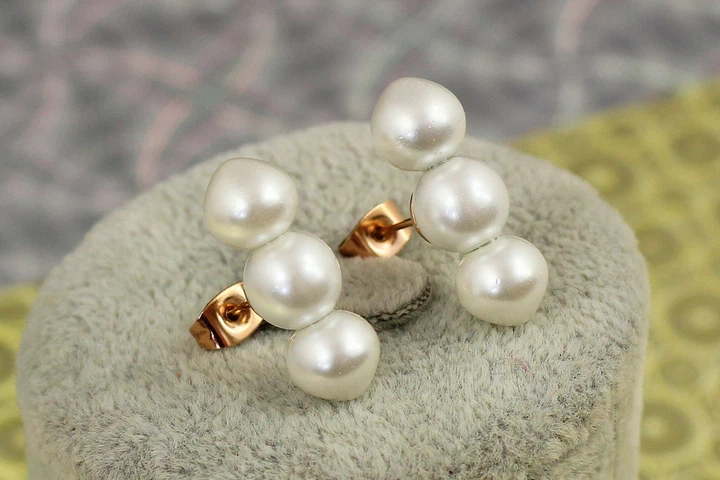 Сережки гвоздики Xuping Jewelry три перлини 2.2 см золотисті - Фото 1 Сережки гвоздики Xuping Jewelry три перлини 2.2 см золотисті - зображення 1