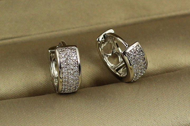 Сережки кільця Xuping Jewelry широкі з камінцями з боків бортики 1.3 см сріблясті - Фото 2 Сережки кільця Xuping Jewelry широкі з камінцями з боків бортики 1.3 см сріблясті - зображення 2