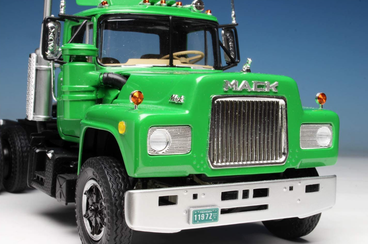 Збірна модель 1/25 вантажівка Mack R685ST Semi Tractor AMT01039 - зображення 7